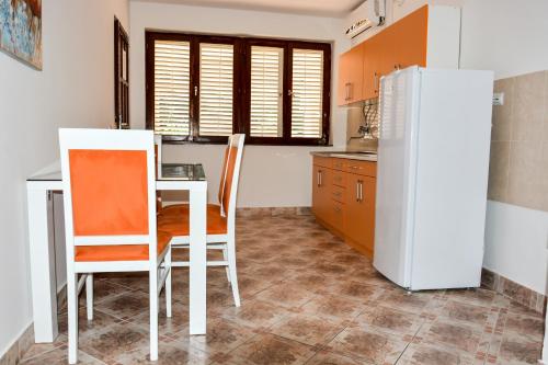 Una cocina o cocineta en Apartments Minja S