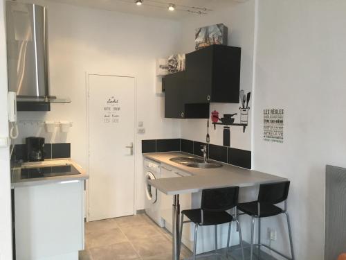 une petite cuisine avec un évier et un comptoir dans l'établissement Le Suffren, studio classé ventilé ,wifi, à 100 m de la plage, à Toulon