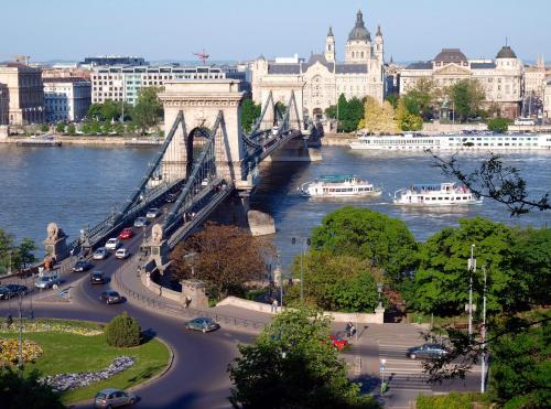 vista su un ponte sul fiume con le auto di Supreme City Center Apartment a Budapest