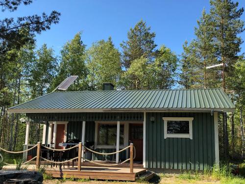 une petite maison écologique avec une véranda et une terrasse dans l'établissement ILO107, à Huhus