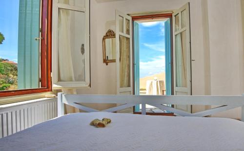 un osito de peluche sentado en una cama en un dormitorio en Villa Frederike in Alonissos Old Town en Alonnisos Old Town
