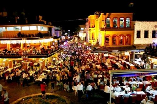 een grote menigte mensen in een straat 's nachts bij holiday family apart in Istanbul