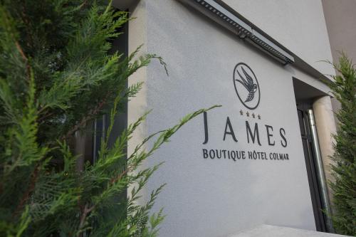 a sign on the side of a building at James Boutique Hôtel Colmar centre in Colmar