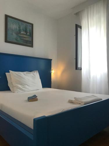Postel nebo postele na pokoji v ubytování Sara Apartments Baska Voda