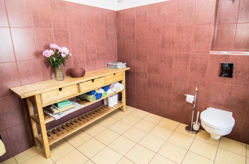 Un baño de Willa Szymbark - basen, sauna, balia, jacuzzi, dom całoroczny w Szymbarku