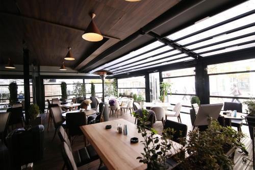 Un restaurant u otro lugar para comer en Sirma's Unique Artsy Modern Quiet 1-Bdrm in the Heart of Skopje