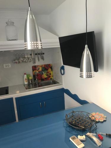 PKM Apartments Baska Vodaにあるキッチンまたは簡易キッチン