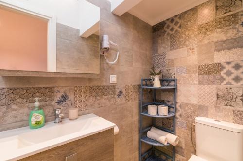 ein Bad mit einem Waschbecken und einem WC in der Unterkunft Milena's Country House in Pelekas