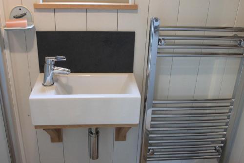 a white sink in a small bathroom at The Parlour, for Alton Towers & the Peak District in Uttoxeter