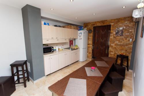 a kitchen and dining room with a table and chairs at Vila Sandra in Costinesti