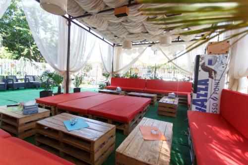 tenda con tavoli rossi e panche in una stanza di Vila Sandra a Costinesti