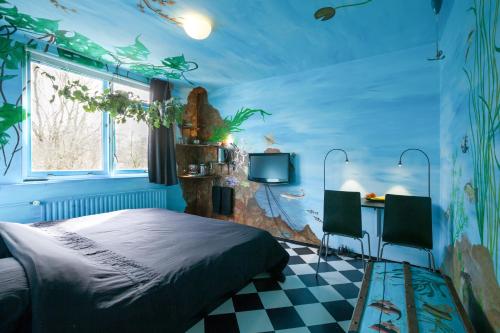 アムステルフェーンにあるArty Houseのベッドルーム1室(ベッド1台、テーブル、椅子付)