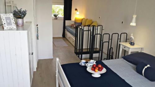 uma sala com uma mesa com uma tigela de fruta em Apartment Iva em Novi Vinodolski