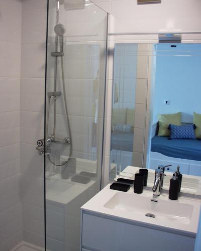 uma casa de banho com um chuveiro, um lavatório e um chuveiro em Apartment Iva em Novi Vinodolski
