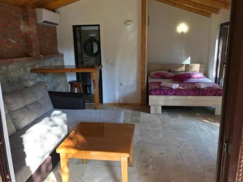 - un salon avec un lit et une table basse dans l'établissement Olive Paradise, à Ulcinj
