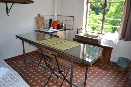a glass table in a room with a sink at La Limonaia di Casagrande in Barga