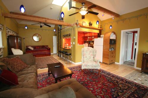 a living room with a couch and a table at Alpenhof Bed & Breakfast in Media