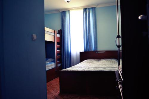 een slaapkamer met 2 stapelbedden en een raam bij Saba Guest House in Ureki