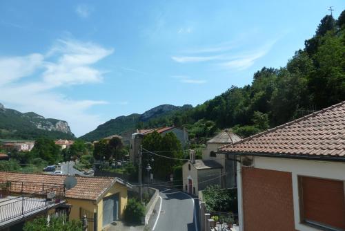 Nespecifikovaný výhled na hory nebo výhled na hory při pohledu z prázdninového domu