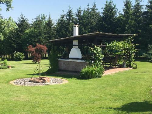 un kiosque au milieu d'une pelouse dans l'établissement Noé Bárkája Vendégház, à Nagyrákos