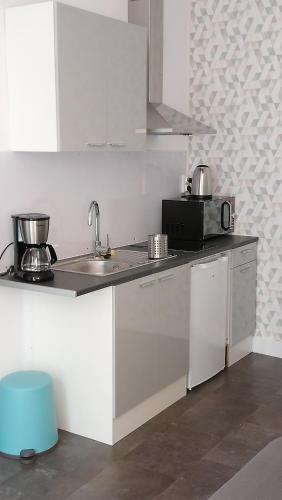 Dapur atau dapur kecil di Studio cosy proche Gare