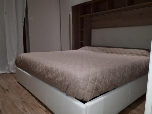 ポルト・サンテルピーディオにあるAppartamento Vittoriaの白いベッドフレームが備わるベッドルームのベッド1台