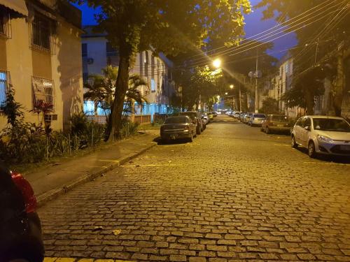 Η γειτονιά γύρω από ή μία γειτονιά κοντά σε αυτό το δωμάτιο σε οικογενειακή κατοικία