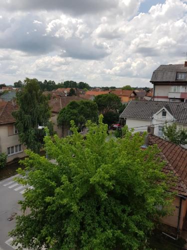 a view of a city with houses and a tree at Stan 110 in Orašje