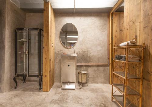 La salle de bains est pourvue d'un lavabo et d'un miroir. dans l'établissement Gran H La Marina, à Altea