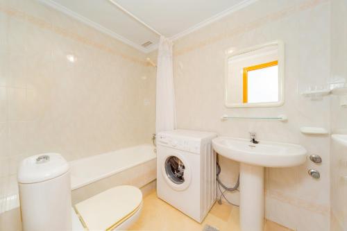トレビエハにあるApartamento Mar Balticoの白いバスルーム(シンク、洗濯機付)