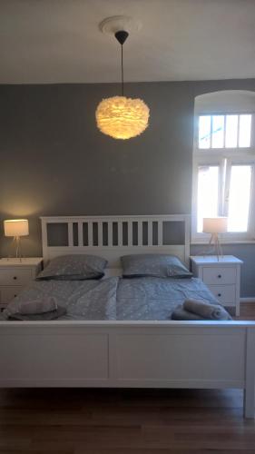 フレンスブルクにあるQuartier im Burghofのベッドルーム1室(大きな白いベッド1台、枕2つ付)