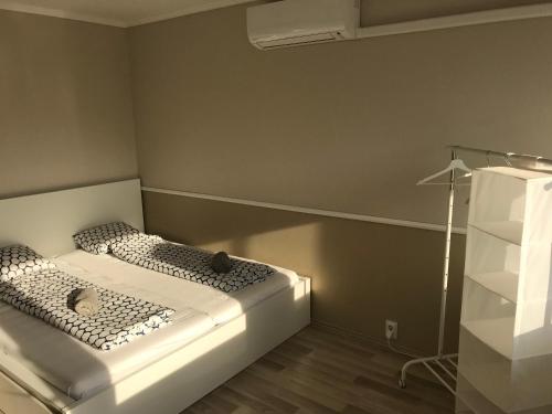 una piccola camera da letto con un letto con una lampada di PanoramaPanel a Budapest