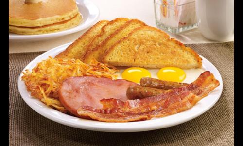 een bord ontbijtproducten met eieren, spek en toast bij Apartment Setaliste in Brčko