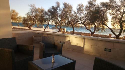 a view of the ocean from a restaurant with a table at Deliziosa Villetta Mancaversa in Marina di Mancaversa