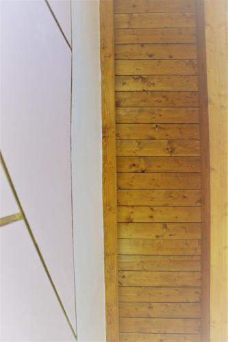 a wooden door in the corner of a room at Bora B&B in Troia