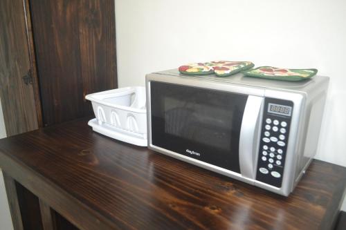 a microwave sitting on top of a wooden table at Hotel Don Fito in Golfito