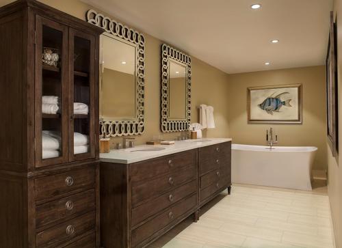 A bathroom at Opal Grand Oceanfront Resort & Spa