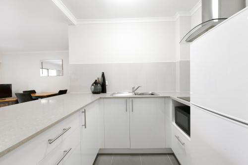 Η κουζίνα ή μικρή κουζίνα στο Mt Ommaney Hotel Apartments