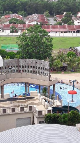 Blick auf ein Resort mit Pool und Brücke in der Unterkunft STUDIO ROOM at BAYOULAGOON RESORT, MELAKA in Malakka