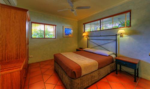 Llit o llits en una habitació de Sovereign Resort Hotel