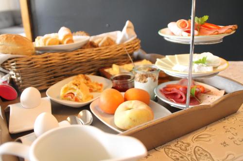 a table with plates of food and a basket of food at Tauber Lodge in Creglingen