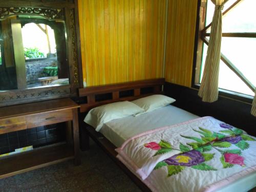 Giường trong phòng chung tại Dhangin Taman
