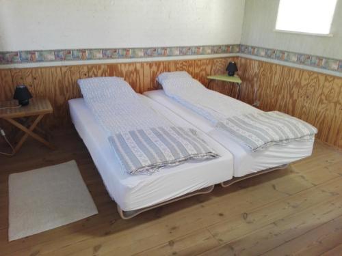 A bed or beds in a room at Moen Oekologisk Bed & Breakfast