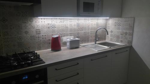 O bucătărie sau chicinetă la Studio Apartment 