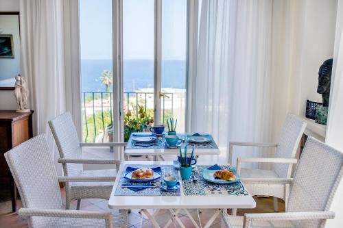 a dining room with a table with plates of food at Villa Patrizi in Capri