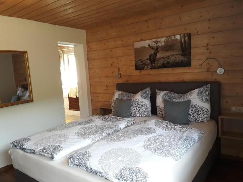 מיטה או מיטות בחדר ב-Traditionsgasthof Sollererwirt
