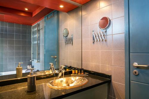 カト・ダラトソにあるVilla AERASのバスルーム(洗面台2台、鏡付)