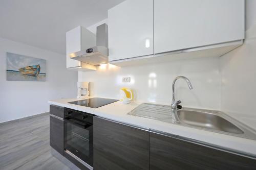 Kuchyňa alebo kuchynka v ubytovaní Apartmani NEVA, Pridraga