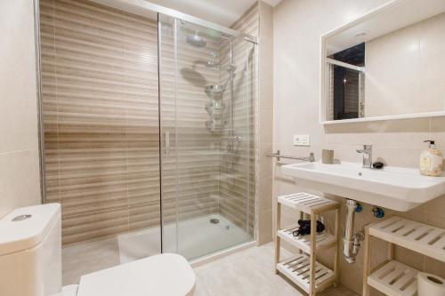 een badkamer met een douche, een wastafel en een toilet bij Apartamento Duplex La Estrella in Cádiz