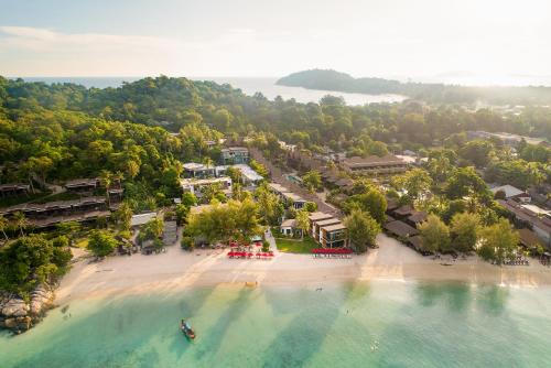 een luchtzicht op een strand met een resort bij Idyllic Concept Resort in Ko Lipe